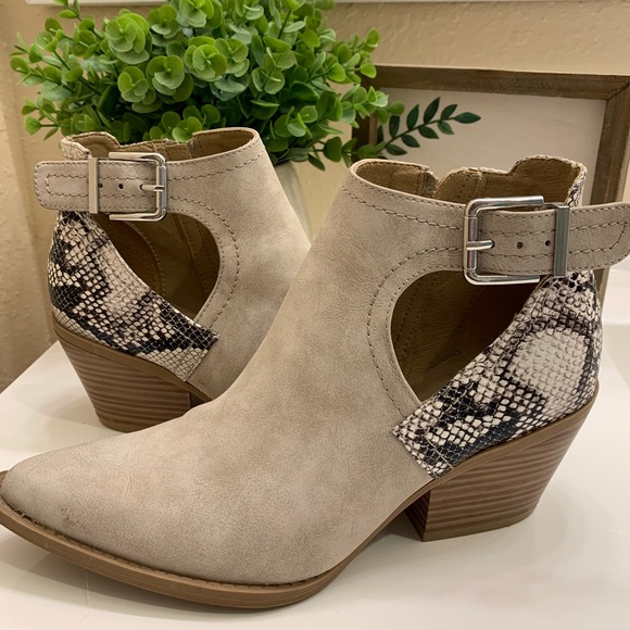 Snake Print cut out Booties - Picture 1 of 4